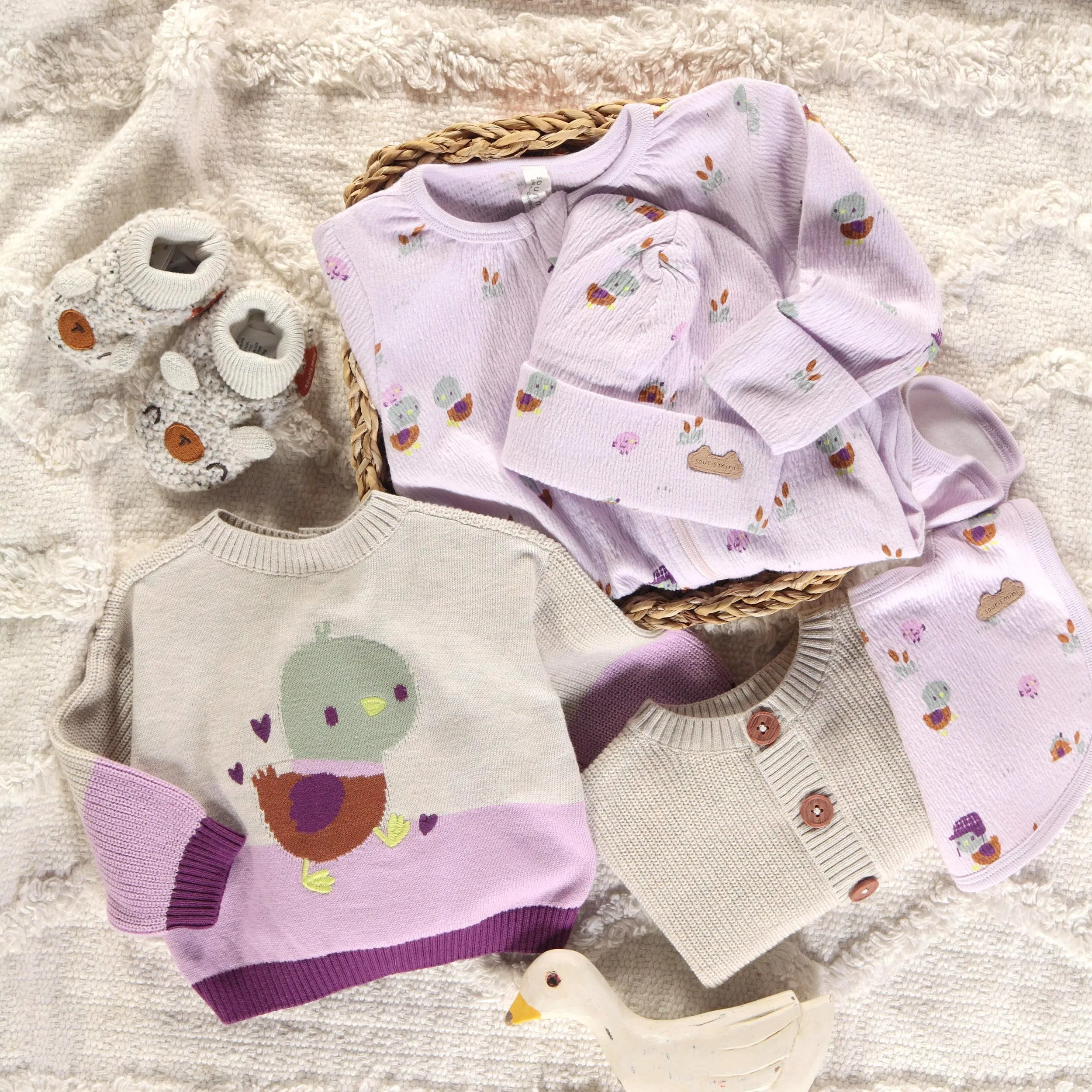 Cardigan en tricot crème et mauve avec illustration d’un canard, naissance || Cream and purple knit cardigan with duck illustration, newborn