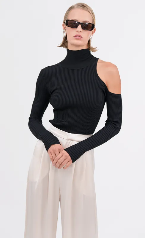 Nonchalant Rooney Top in Black
