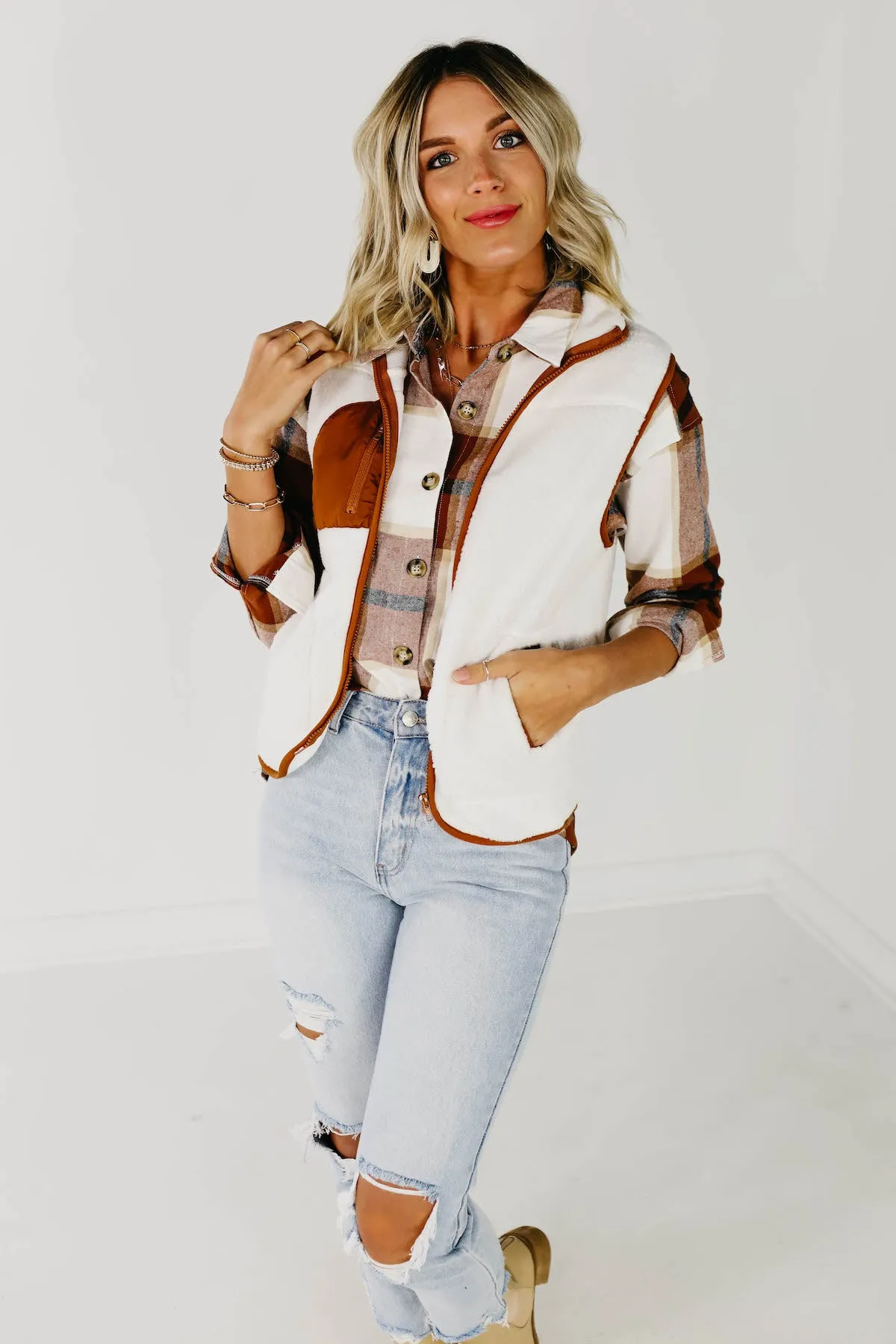 The Josie Fleece Vest - Ivory/Camel