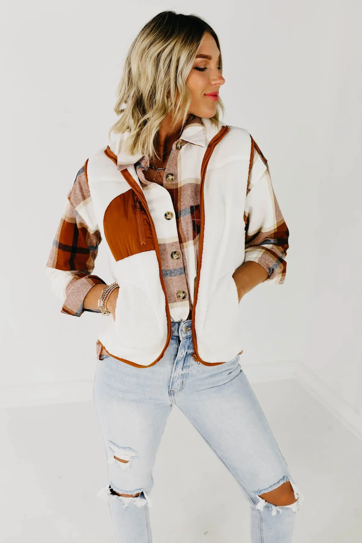 The Josie Fleece Vest - Ivory/Camel