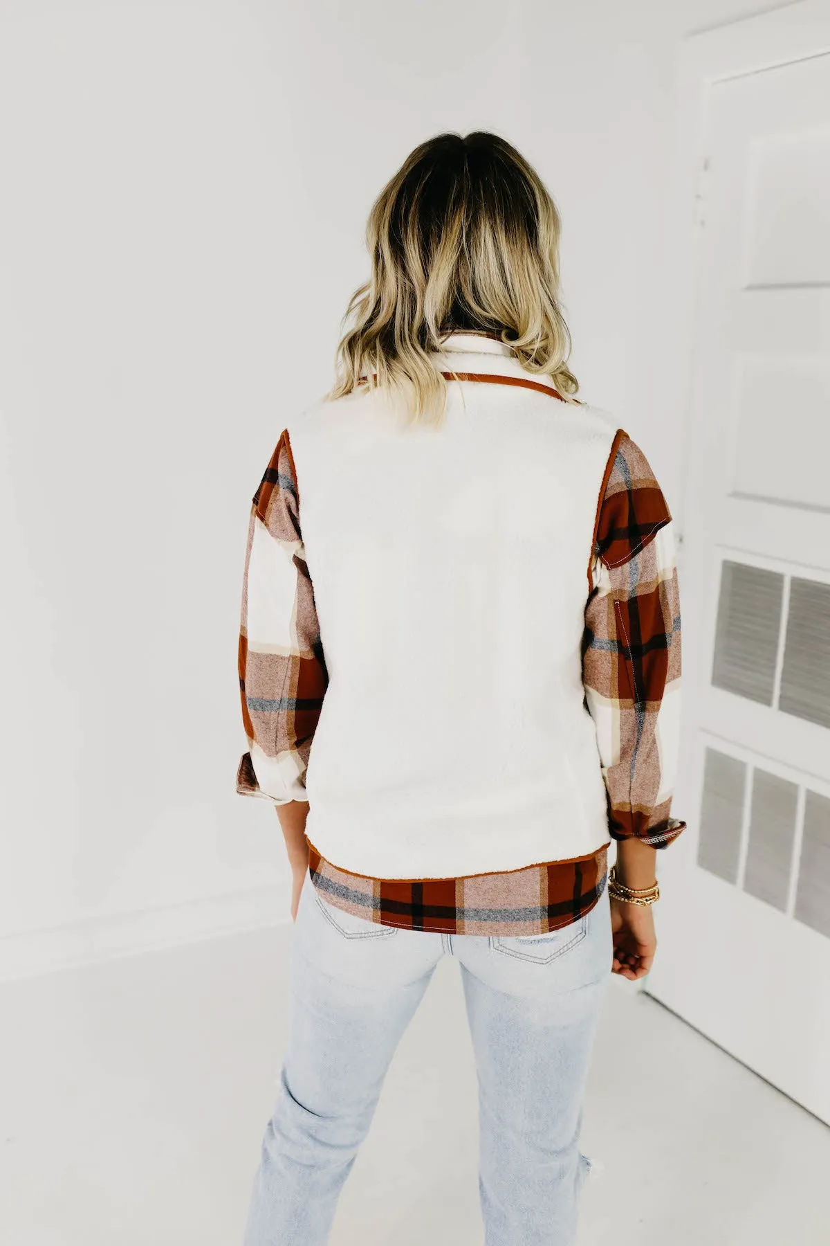 The Josie Fleece Vest - Ivory/Camel